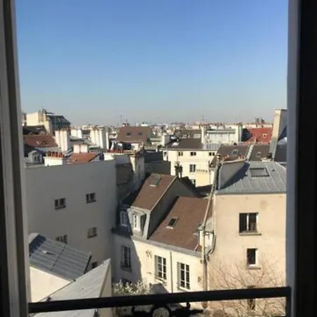 Backpacker With An Eiffel Tower View Near St Germain Des Pres Paryż