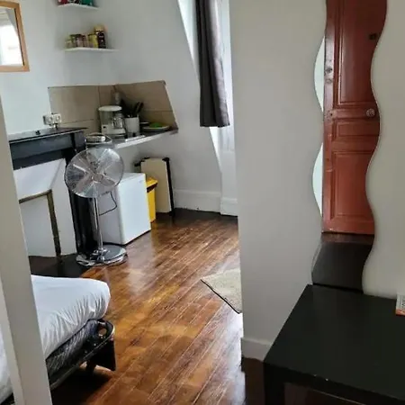 Backpacker With An Eiffel Tower View Near St Germain Des Prés *