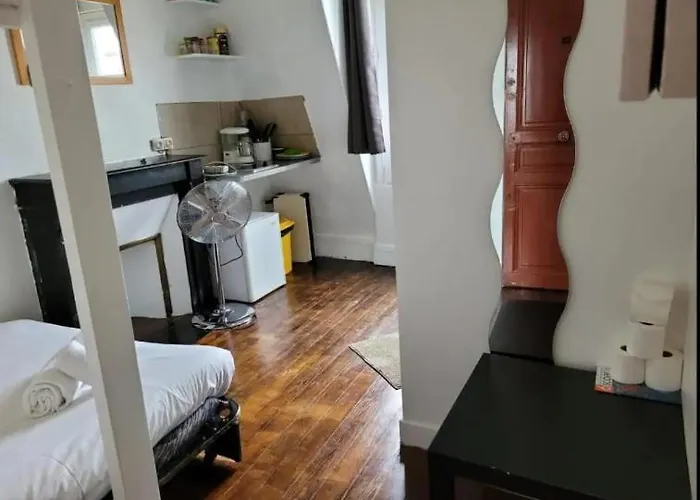 Backpacker With An Eiffel Tower View Near St Germain Des Pres *