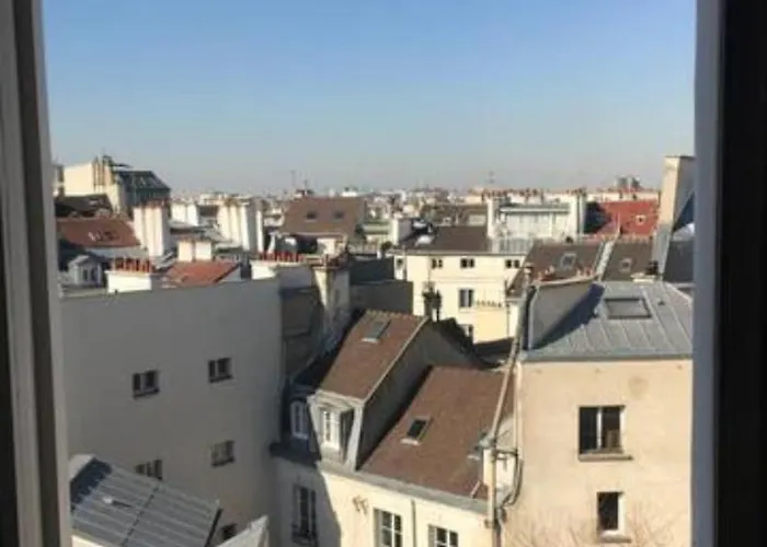 Backpacker With An Eiffel Tower View Near St Germain Des Pres パリ