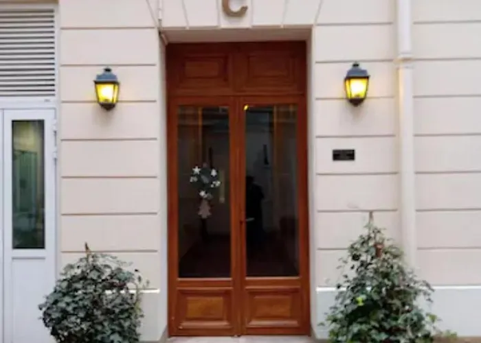 Backpacker With An Eiffel Tower View Near St Germain Des Pres ホームステイ *